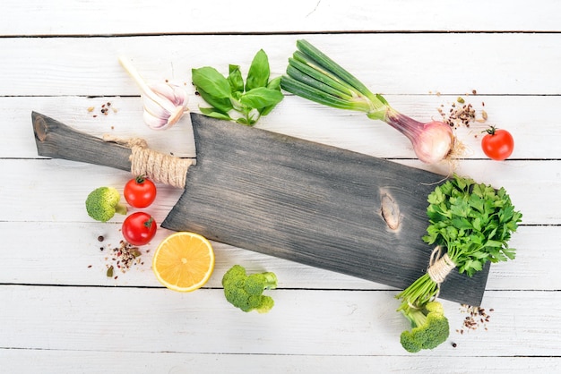 Bucătărie cu ingrediente proaspete pe masă